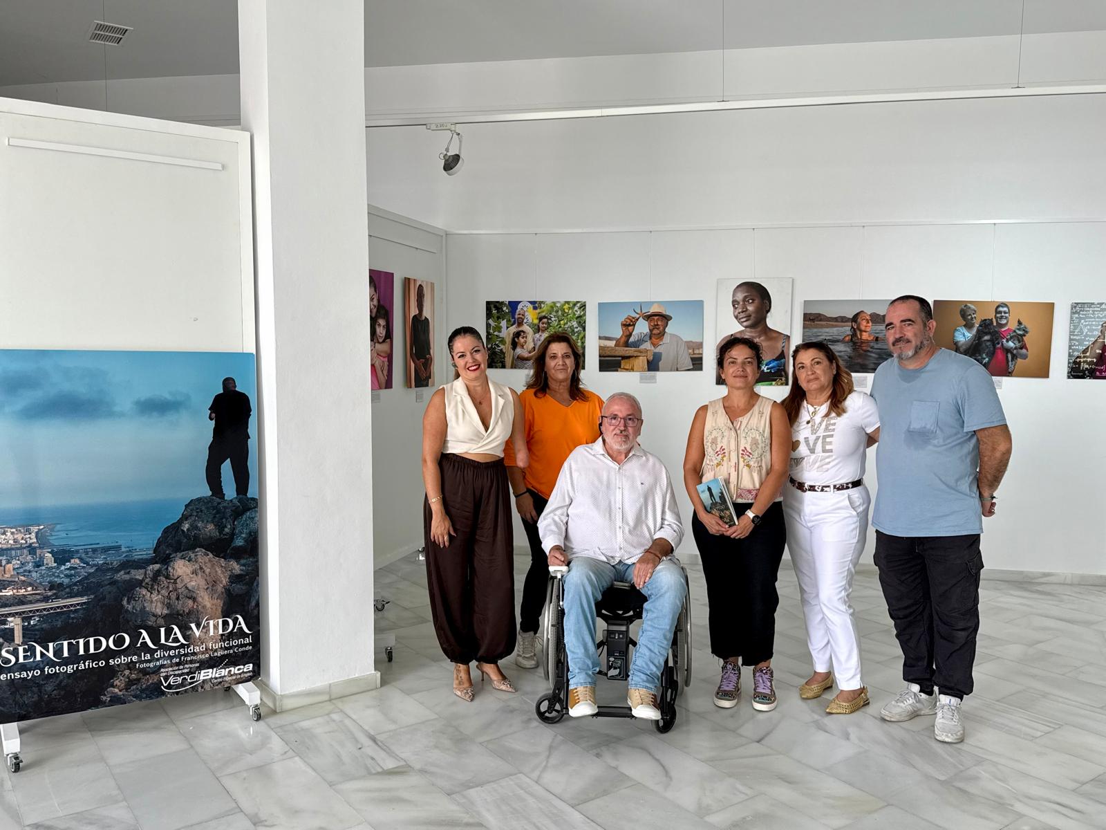 El Centro de Arte ‘La Fuente de Mojácar’ acoge desde el 16 de octubre y hasta el próximo 31 de octubre la exposición fotográfica ‘Sentido a la vida’, una muestra impulsada por la Asociación de Personas con Discapacidad Verdiblanca que invita a reflexionar sobre la diversidad funcional desde una mirada positiva, vitalista e inclusiva.